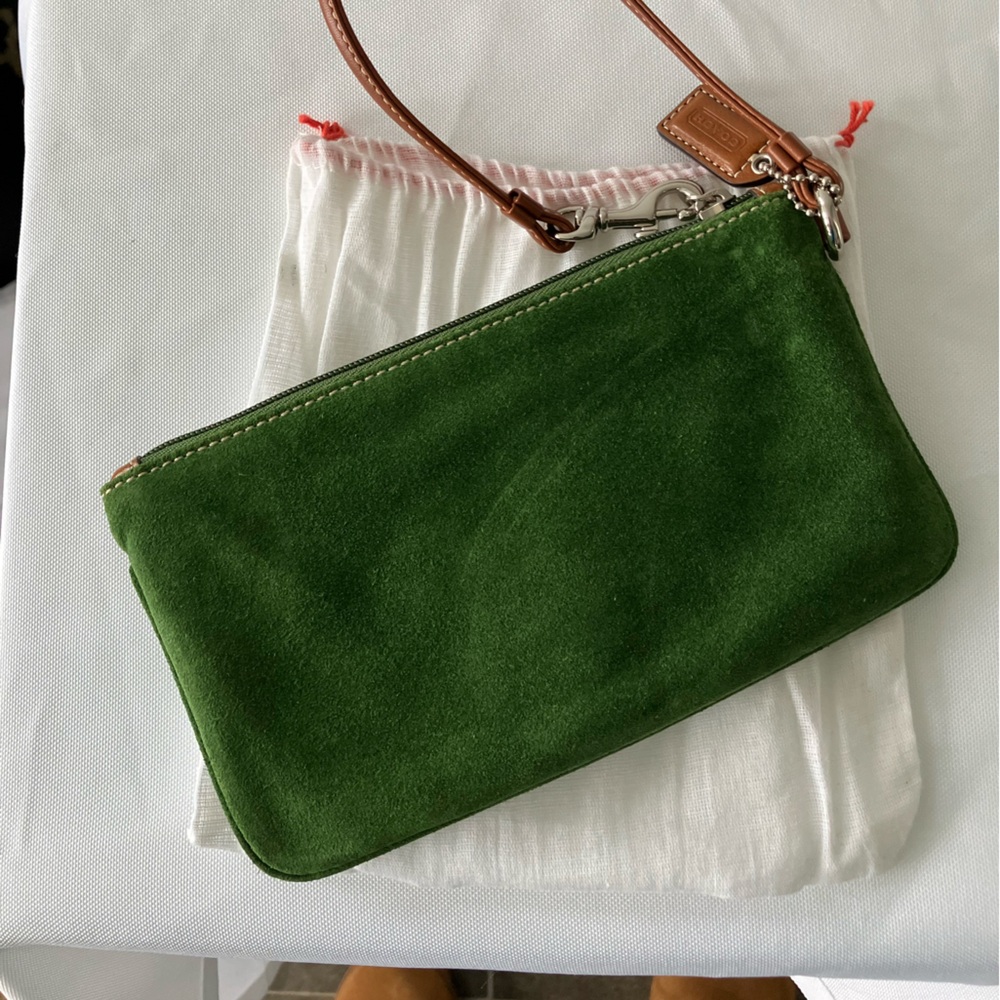 y2k Rare Vintage Green Suede COACH  SoHo Buckle Wristlet Wallet One Owner Clean - Picture 2 of 5